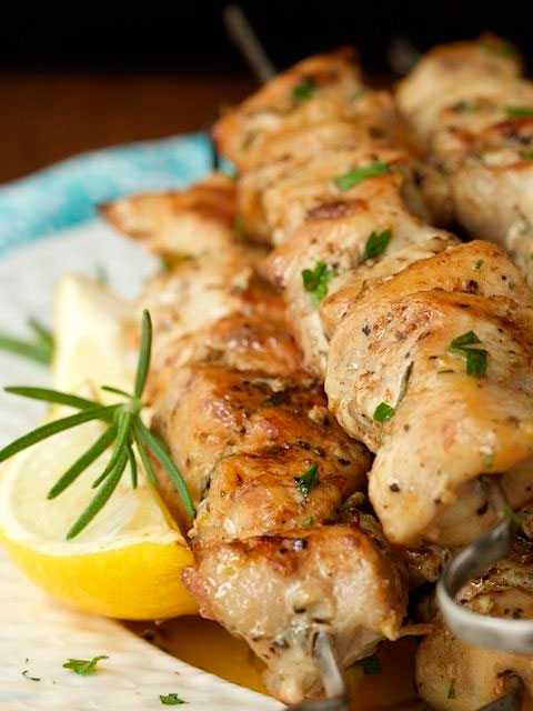 Шашлычок из курицы на веточке розмарина