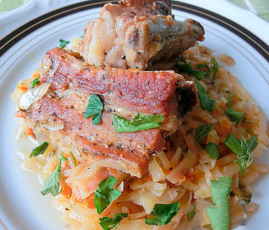 Свинные ребрышки, тушенные в белокочанной капусте