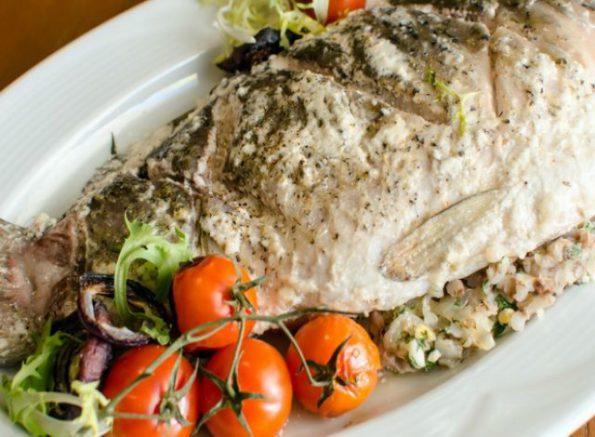Карп, фаршированный гречневой кашей и грибами