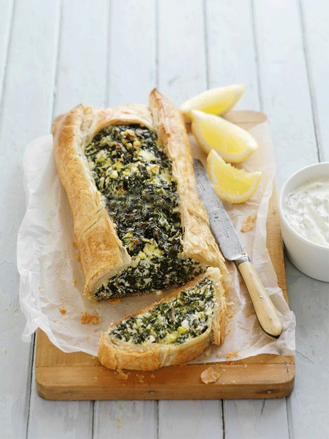 Слойка с зеленым луком и яйцами